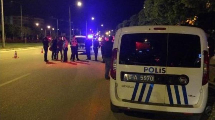 Otomobiliyle Denetim Yapan Polise &Ccedil;arptı: 1 Yaralı