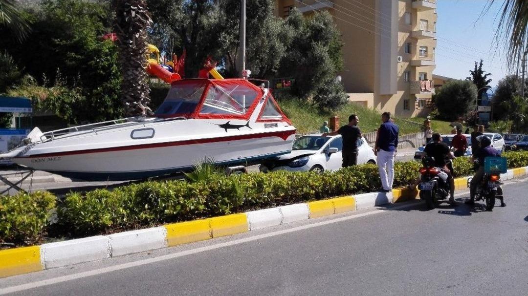 Kuşadası&rsquo;nda Bulvarda Seyir Halindeki Bir Otomobile Yat &Ccedil;arptı