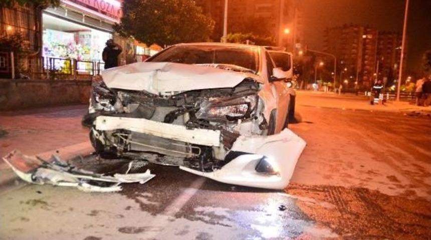 Adana'da Iki Otomobil &Ccedil;arpıştı: 1 &Ouml;l&uuml;, 1 Yaralı