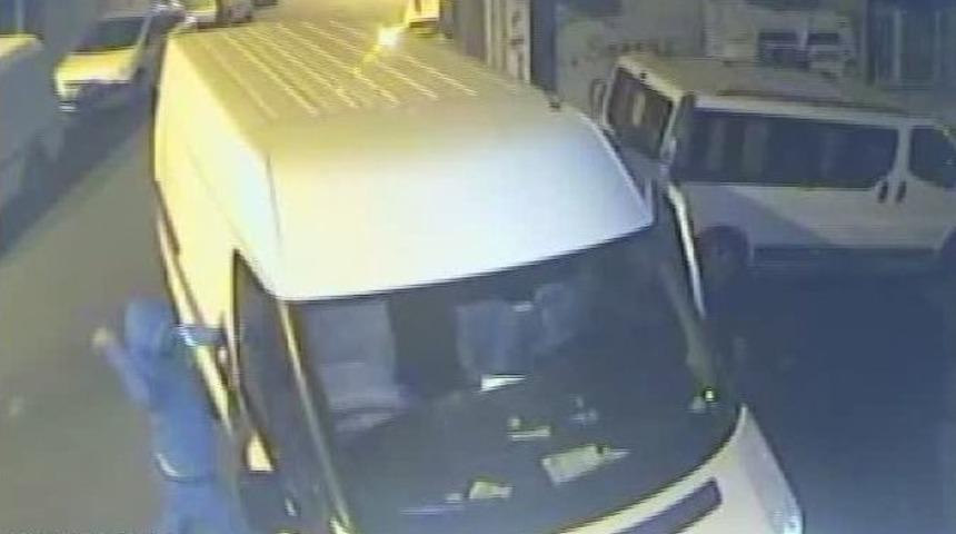 (&ouml;zel Haber) Bı&ccedil;aklı Hırsızlar Market Sahibine Saldırdıktan Sonra D&uuml;kkanı B&ouml;yle Soydu