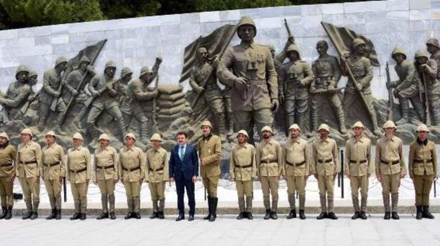 Şehitlikte Tiyatral G&ouml;steriyle &Ccedil;anakkale Ruhu Yaşatılıyor