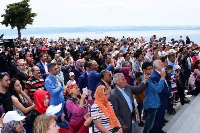 Şehitlikte Tiyatral Gösteriyle Çanakkale Ruhu Yaşatılıyor