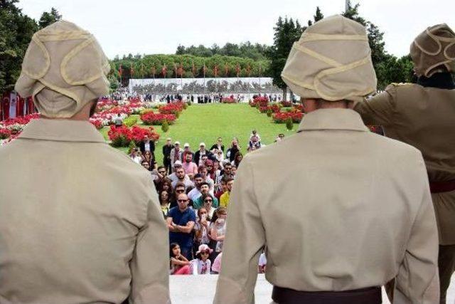 Şehitlikte Tiyatral Gösteriyle Çanakkale Ruhu Yaşatılıyor