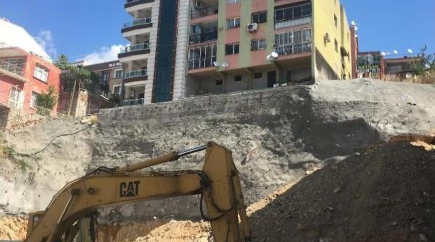 Bayraklı'da Iki Apartmanda Oturanların Korku Dolu Bekleyişi Bitmedi