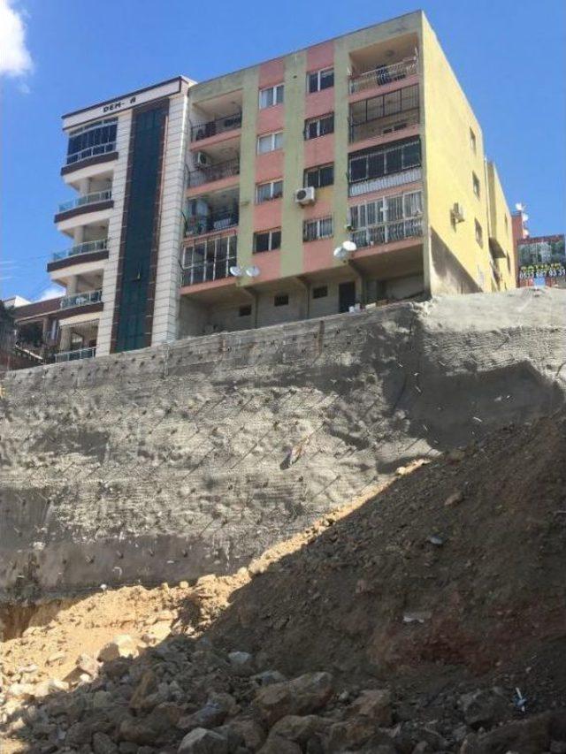 Bayraklı'da Iki Apartmanda Oturanların Korku Dolu Bekleyişi Bitmedi