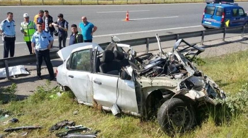 Otomobil, Emniyet Şeridindeki Tır'a &Ccedil;arptı: 4 &Ouml;l&uuml;, 1 Yaralı