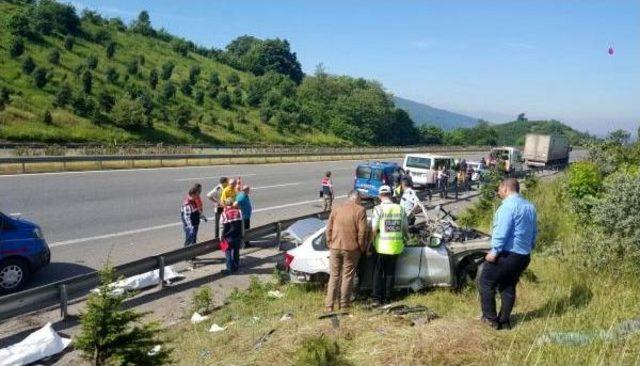 Otomobil, Emniyet Şeridindeki Tır'a Çarptı: 4 Ölü, 1 Yaralı