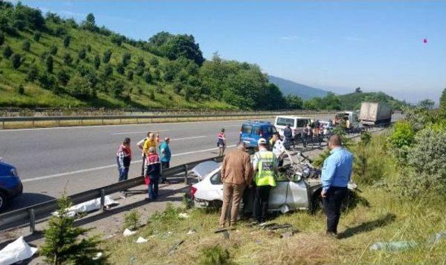 Otomobil, Emniyet Şeridindeki Tır'a Çarptı: 4 Ölü, 1 Yaralı