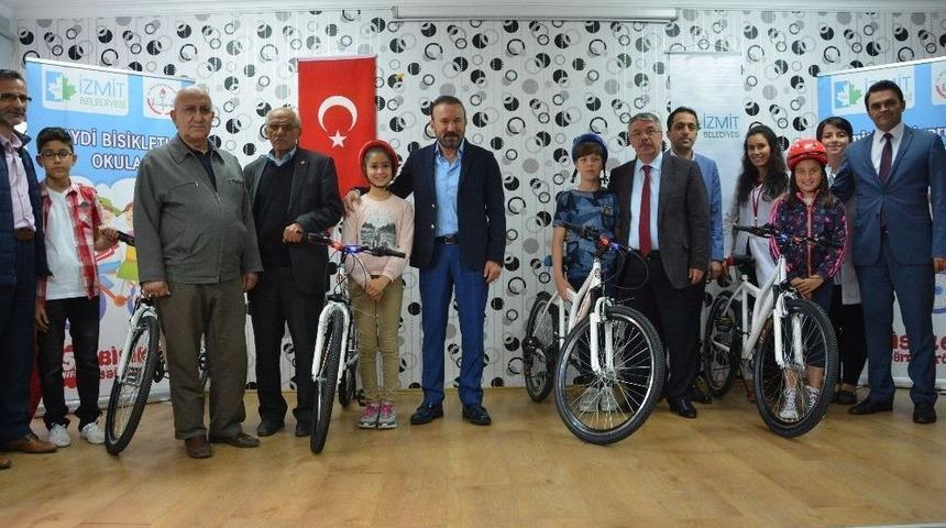 İzmit Belediyesi, 283 &Ouml;ğrenciye Bisiklet Hediye Etti