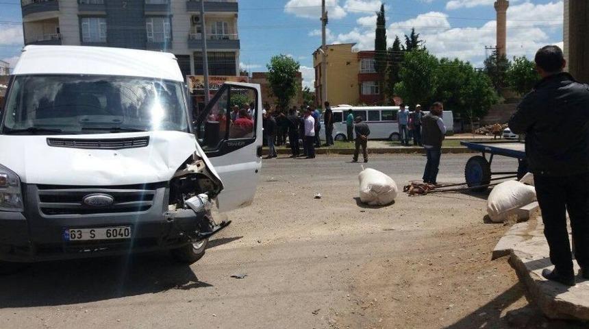 &Ouml;ğrenci Servisi At Arabasıyla &Ccedil;arpıştı: 1 Yaralı