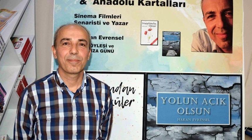 &rsquo;nefes&rsquo;in Senaristi Hakan Evrensel Okurlarıyla İmza G&uuml;n&uuml;nde Bir Araya Geldi