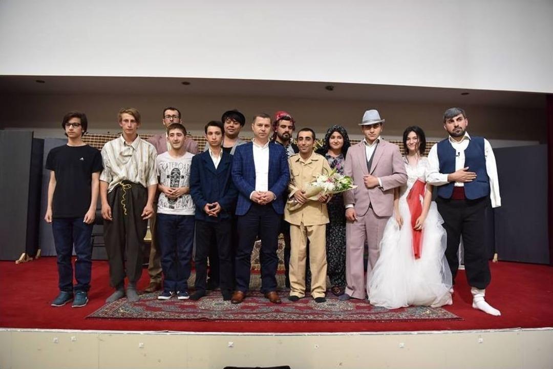 &Ccedil;an Belediyesi Moris Tiyatro Sanat Topluluğu Oyunlarına Devam Ediyor