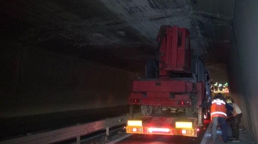 (&ouml;zel Haber) İş Makinesi Taşıyan Tır K&ouml;pr&uuml;ye Takıldı