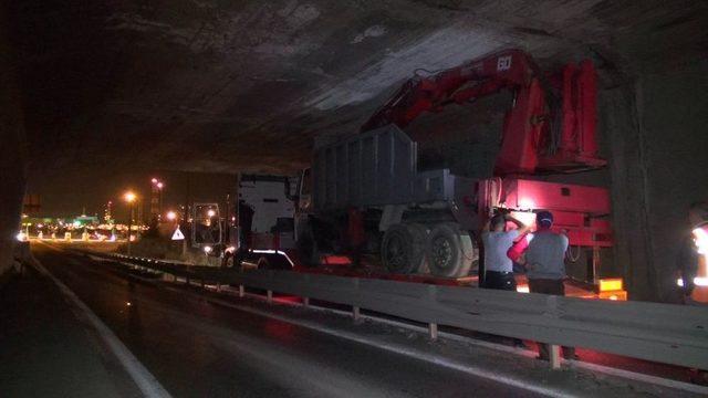 (özel Haber) İş Makinesi Taşıyan Tır Köprüye Takıldı