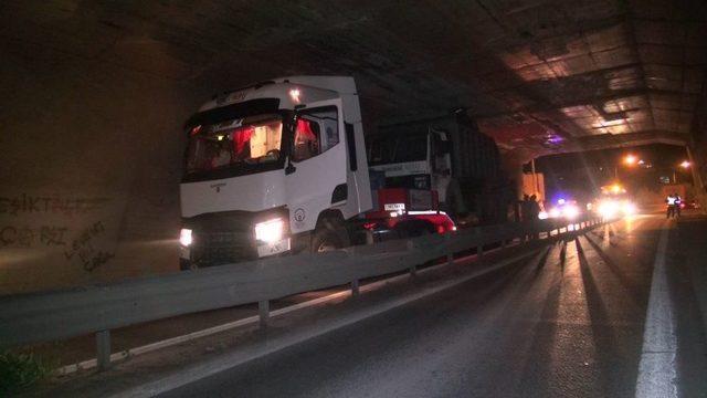 (özel Haber) İş Makinesi Taşıyan Tır Köprüye Takıldı