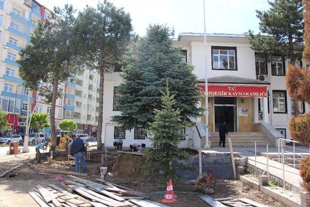 Seydişehir Belediyesi’nden Kaymakamlık Binası Etrafına Çevre Düzenlemesi