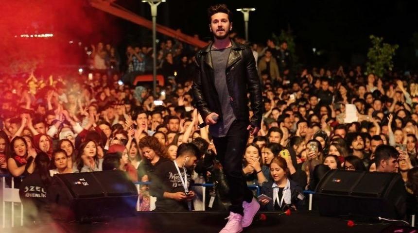 Uşak&rsquo;ta Gen&ccedil;lik Festivali Kolpa Konseriyle Sona Erdi