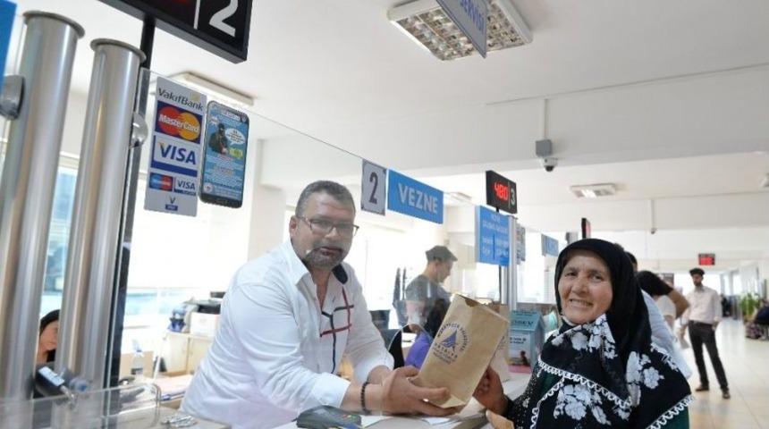 Muratpaşa Veznelerinde &Ccedil;i&ccedil;ek S&uuml;rprizi