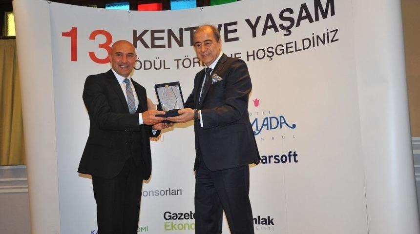 En Başarılı Yerel Y&ouml;netim &Ouml;d&uuml;l&uuml; Başkan Soyer&rsquo;e