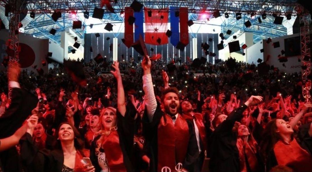 Anadolu &Uuml;niversitesi 2017 Mezunlarını Coşkuyla Uğurladı