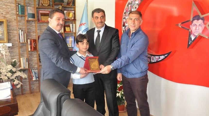 Anı Yarışmasında Dereceye Giren &Ouml;ğrenciler &Ouml;d&uuml;llendirildi