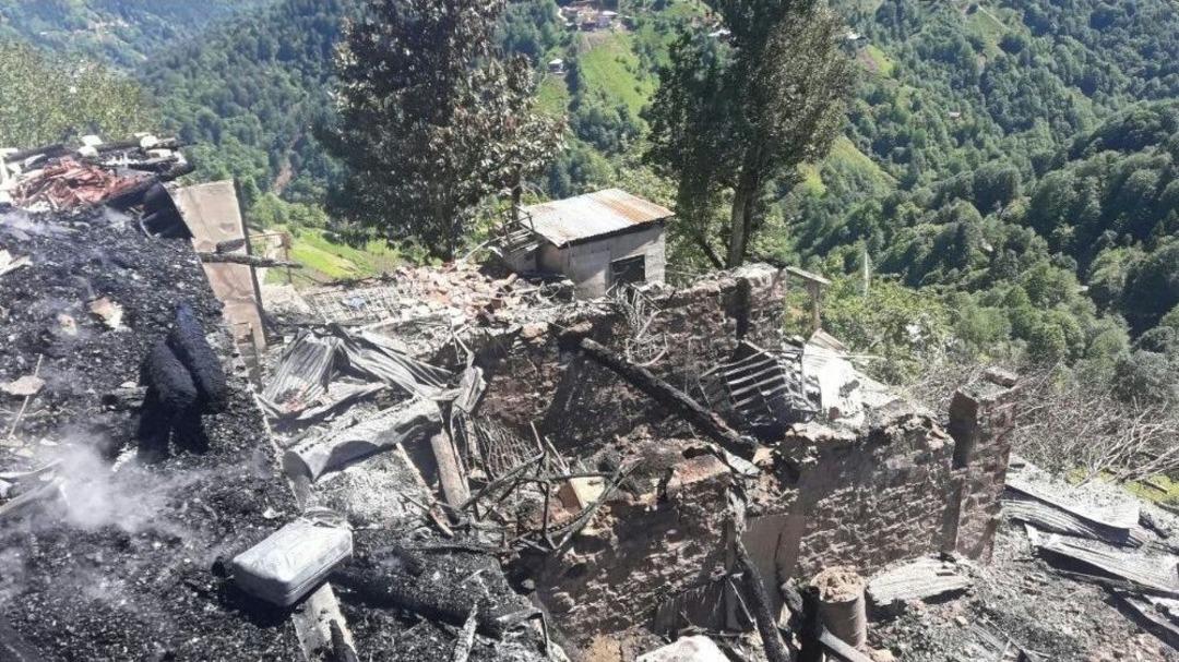 Rize &Ccedil;ayeli&rsquo;ndeki Yangında 150 Yıllık Tarihi 3 Ev K&uuml;l Oldu