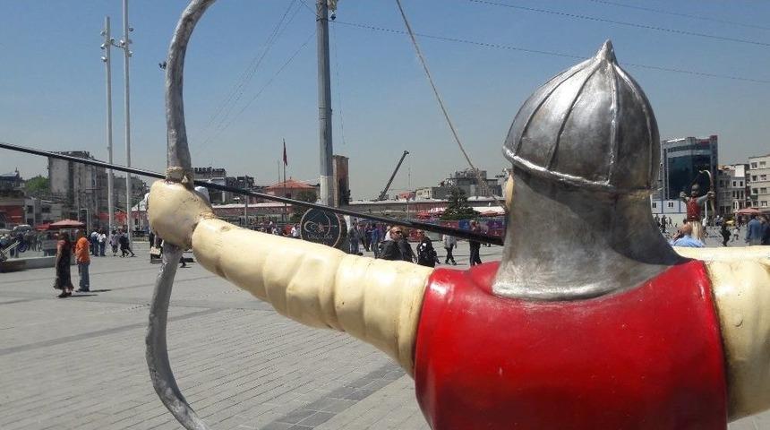 Taksim Meydanı&rsquo;nda &lsquo;ok&ccedil;u&rsquo; Heykelleri