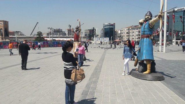 Taksim Meydanı’nda ‘okçu’ Heykelleri