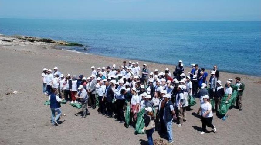 Sahilde &Ccedil;&ouml;p Toplayan &Ouml;ğrenciler Yunus Leşi Buldu