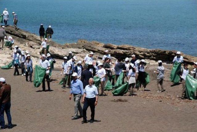Sahilde Çöp Toplayan Öğrenciler Yunus Leşi Buldu