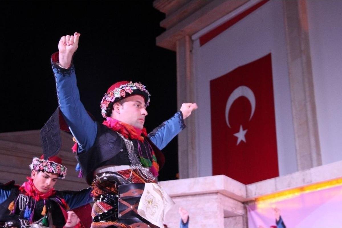 Menderes&rsquo;te Halk Dansları Coşkusu