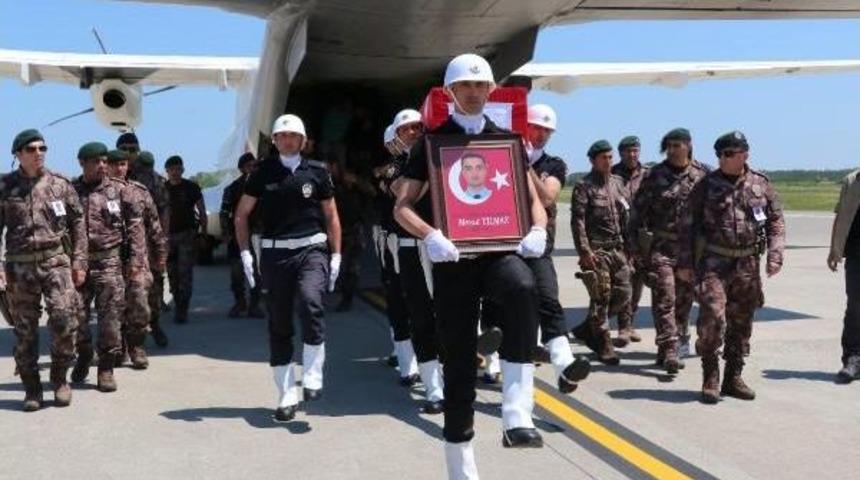 Şehit Polisin Cenazesini Aynı &Ccedil;atışmada Yaralanan Silah Arkadaşları Getirdi