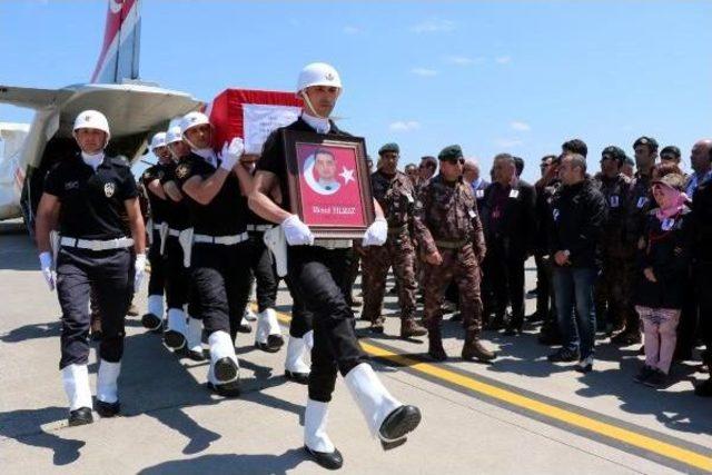 Şehit Polisin Cenazesini Aynı Çatışmada Yaralanan Silah Arkadaşları Getirdi