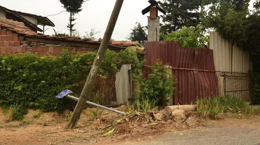 Kırık Telefon Direği Tehlike Sa&ccedil;ıyor