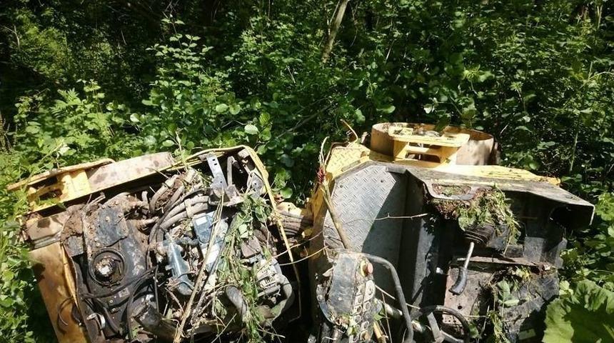 İş Makinesi Ormanlık Alanına U&ccedil;tu