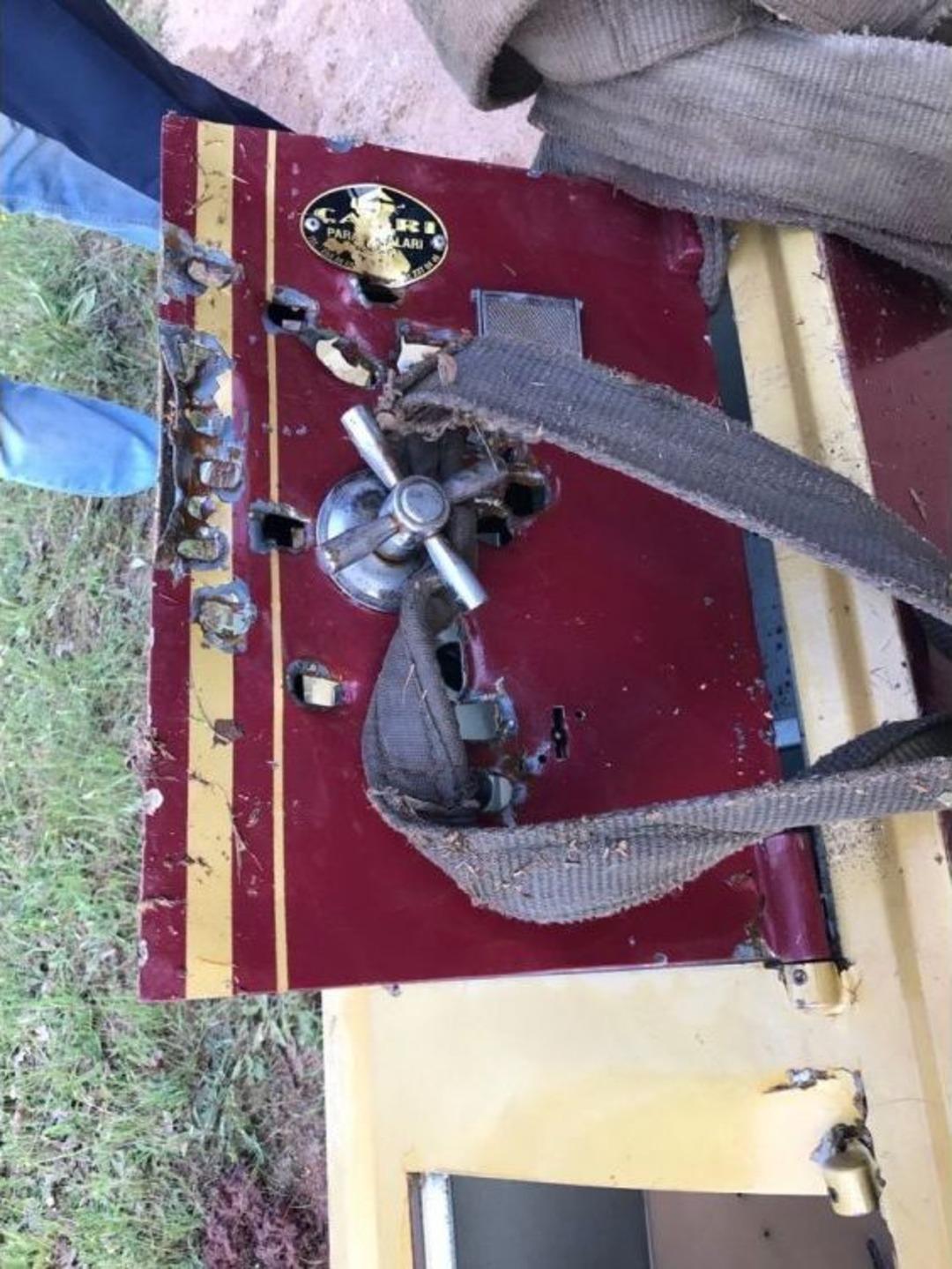 Ka&ccedil;arken Kaza Yapan Hırsızlar, &Ccedil;aldıkları &Ccedil;elik Kasayı Baraja Attı