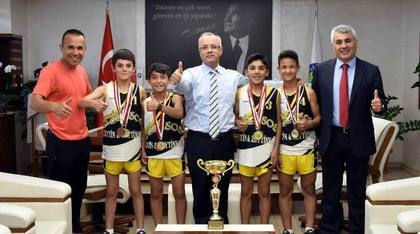 Salihli&rsquo;nin Gururları Altınla &Ouml;d&uuml;llendirildi