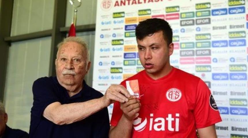G&ouml;rme Engelli Taraftar Antalyaspor'a &Uuml;ye Oldu