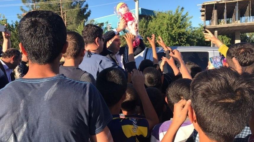 Başkan G&uuml;len&ccedil;, Mahallede &Ccedil;ocuklara Oyuncak Dağıttı