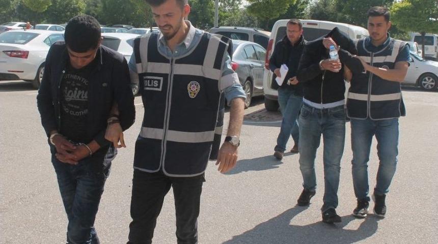 Otomobil &Ccedil;alıp Parkta &Ccedil;ekirdek Yerken Yakalanan Ş&uuml;pheliler Tutuklandı