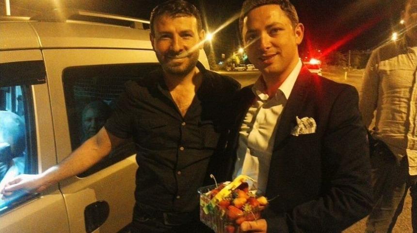 Kaymakam, Sürücülere Çilek İkram Etti