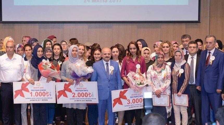 Gen&ccedil; Girişimci Kadınlar Sertifikalarını Vali &Ccedil;akacak&rsquo;ın Elinden Aldı