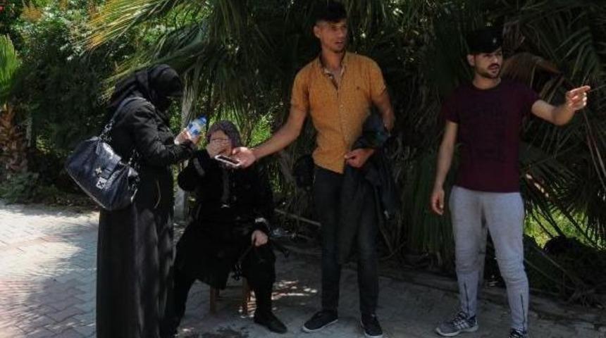 Kapka&ccedil; Yapılan &Ccedil;antasının Askısına Bakarak G&ouml;zyaşı D&ouml;kt&uuml;