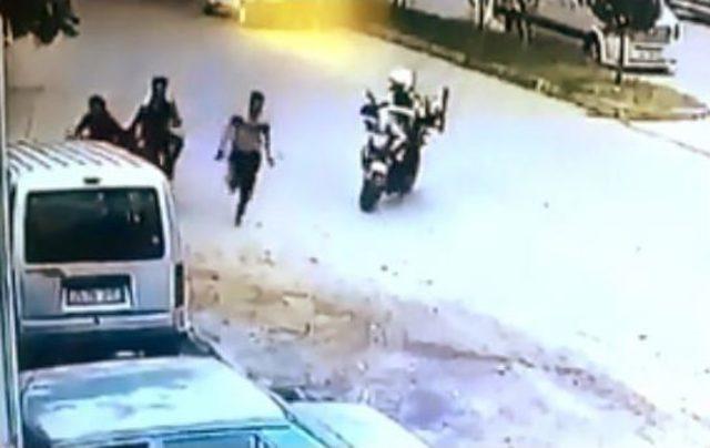 Polisi Görünce Seyir Halindeki Motosikletten Atlayıp Kaçtılar