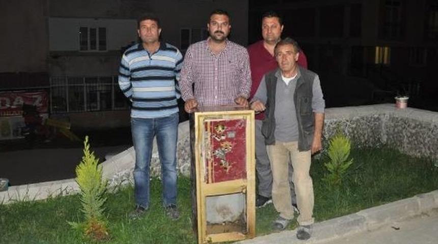 &Ccedil;alındıktan Sonra Bulunan &Ccedil;elik Kasasını Sergiliyor