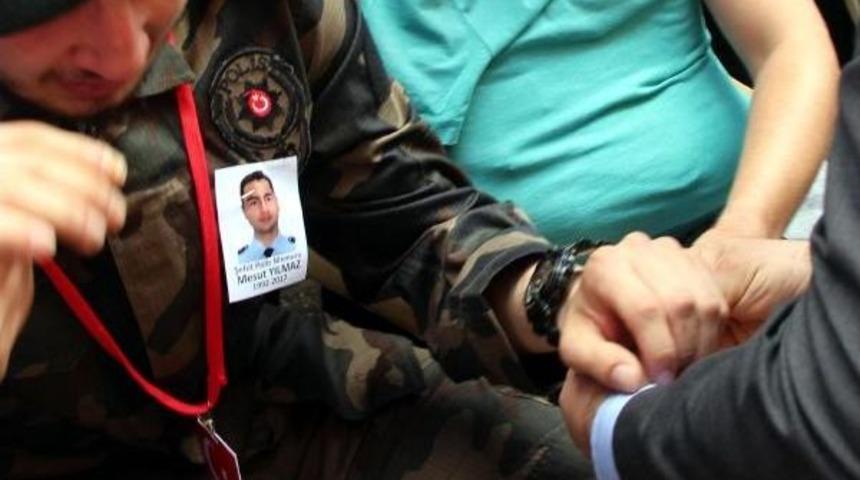 Şehit Polisin Cenazesini Aynı &Ccedil;atışmada Yaralanan Silah Arkadaşları Getirdi (2)