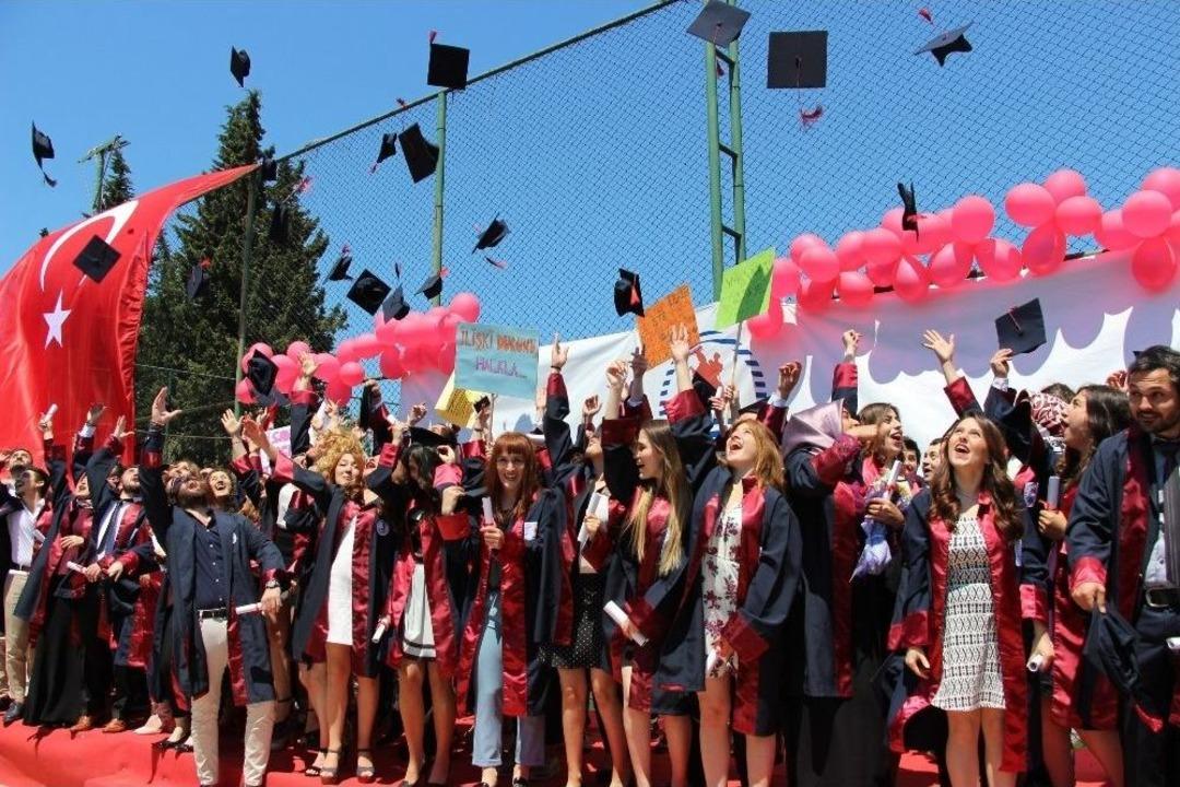 Om&uuml; İletişim Fak&uuml;ltesi İlk Mezunlarını Verdi