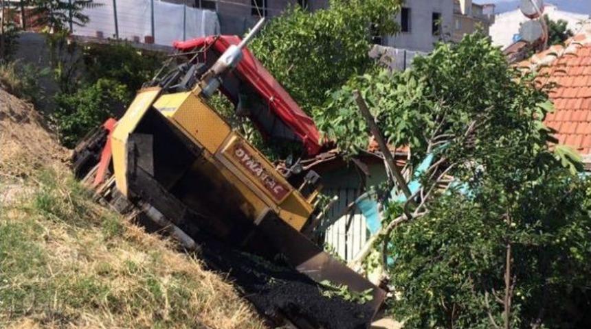 Asfalt D&ouml;kme Makinesi Evin Bah&ccedil;esine Devrildi