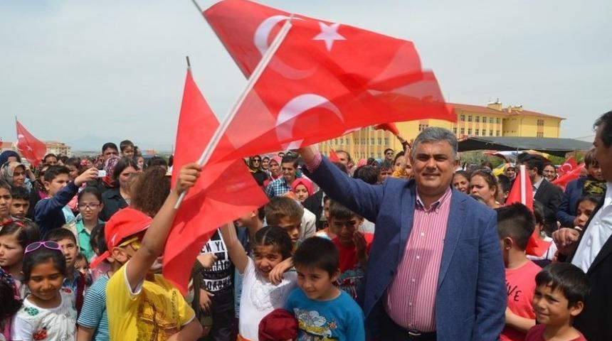 Başkan &Ouml;zg&uuml;ven, Eğitime Desteklerini S&uuml;rd&uuml;r&uuml;yor