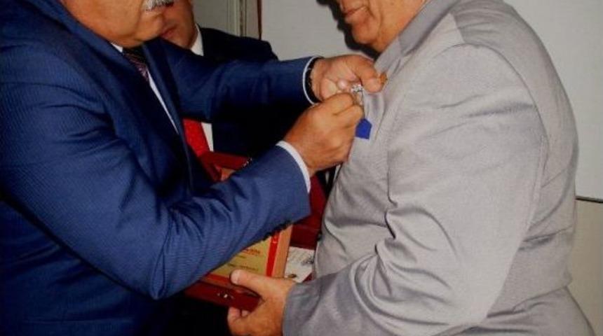 T&uuml;rkiye - Azerbaycan Dev Kardeşlik Ve Candaşlık Projesi Kapsamında Prof. Dr. İbrahim &Ouml;ztek&rsquo;e İki Madalya